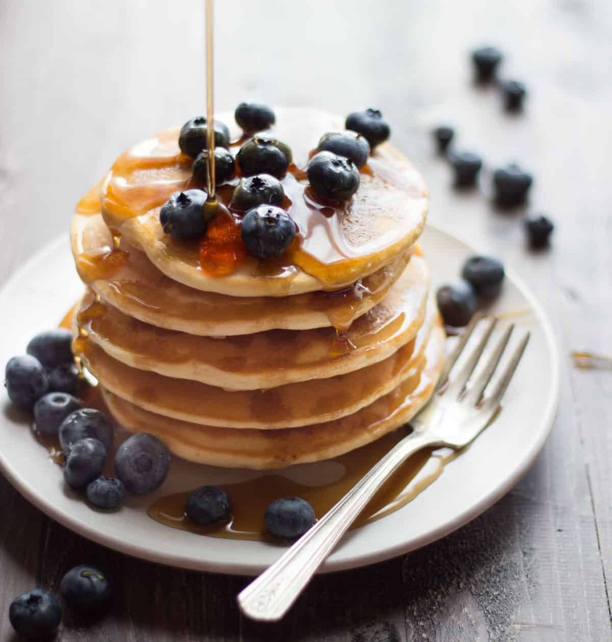 pancakes-with-blueberries-and-syrup